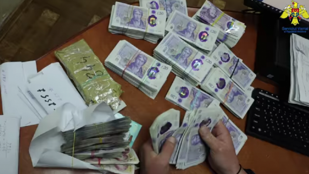 Peste 84.000 lire sterline nedeclarate, depistate asupra unui șofer de autocar la postul vamal Leușeni